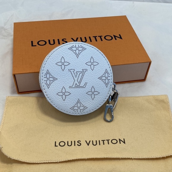 Louis Vuitton Handbags - 𝅺LOUIS Vuitton Bella Mahina Leather Round Coin Purse